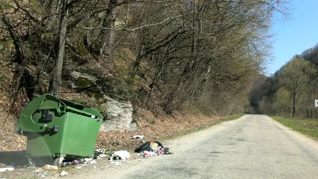 A uitat un AWB printre gunoaiele aruncate pe marginea drumului. Ce a urmat, lecție pentru toți cei care nu respectă natura!