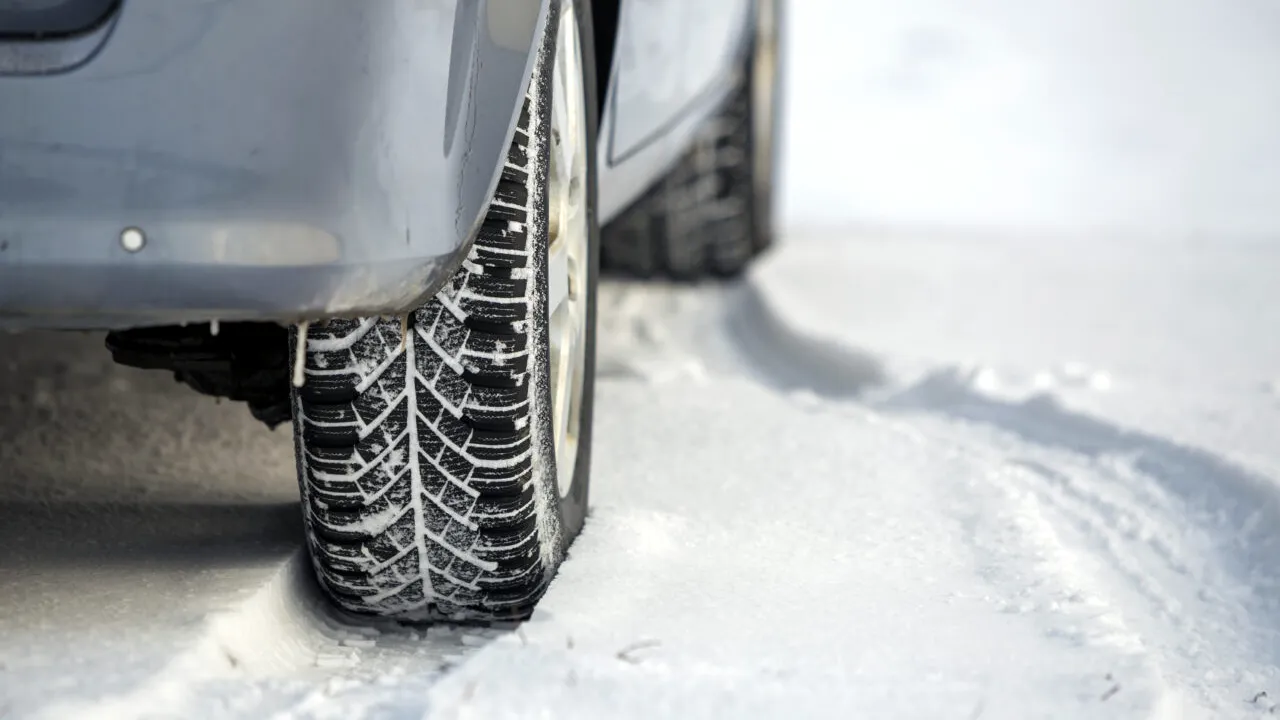 Clarificările Registrului Auto Român: Anvelopele de iarnă sunt obligatorii doar pe gheață și zăpadă. Nu contează data din calendar