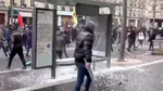 Protestele violente ale elevilor au scăpat de sub control în Franța. Aproape 500 de licee au fost închise luni, 24 de școli au fost incendiate sau jefuite. Peste 5.000 de tineri arestați, majoritatea minori