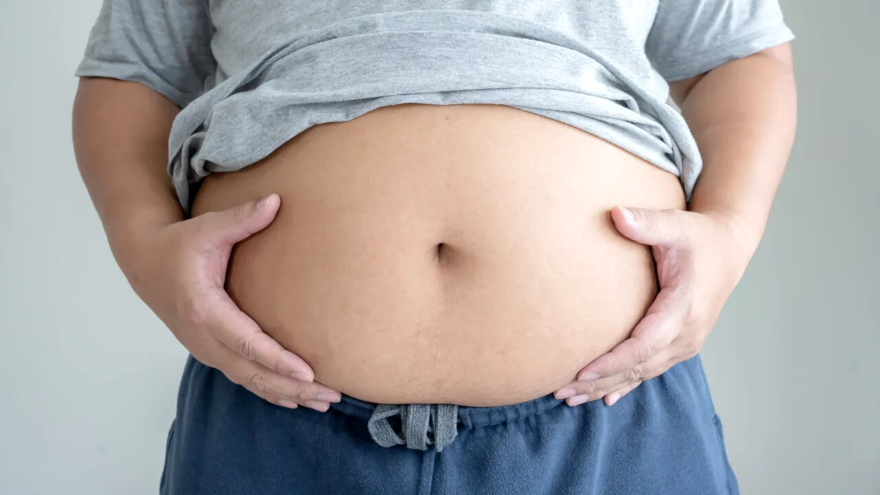 Avea burta foarte UMFLATĂ. Ce a aflat un bărbat de 70 de ani