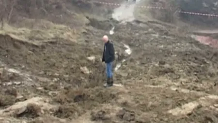 Șapte persoane evacuate din locuințe după ce o stâncă s-a dislocat și pune în pericol casele dintr-o comună suceveană