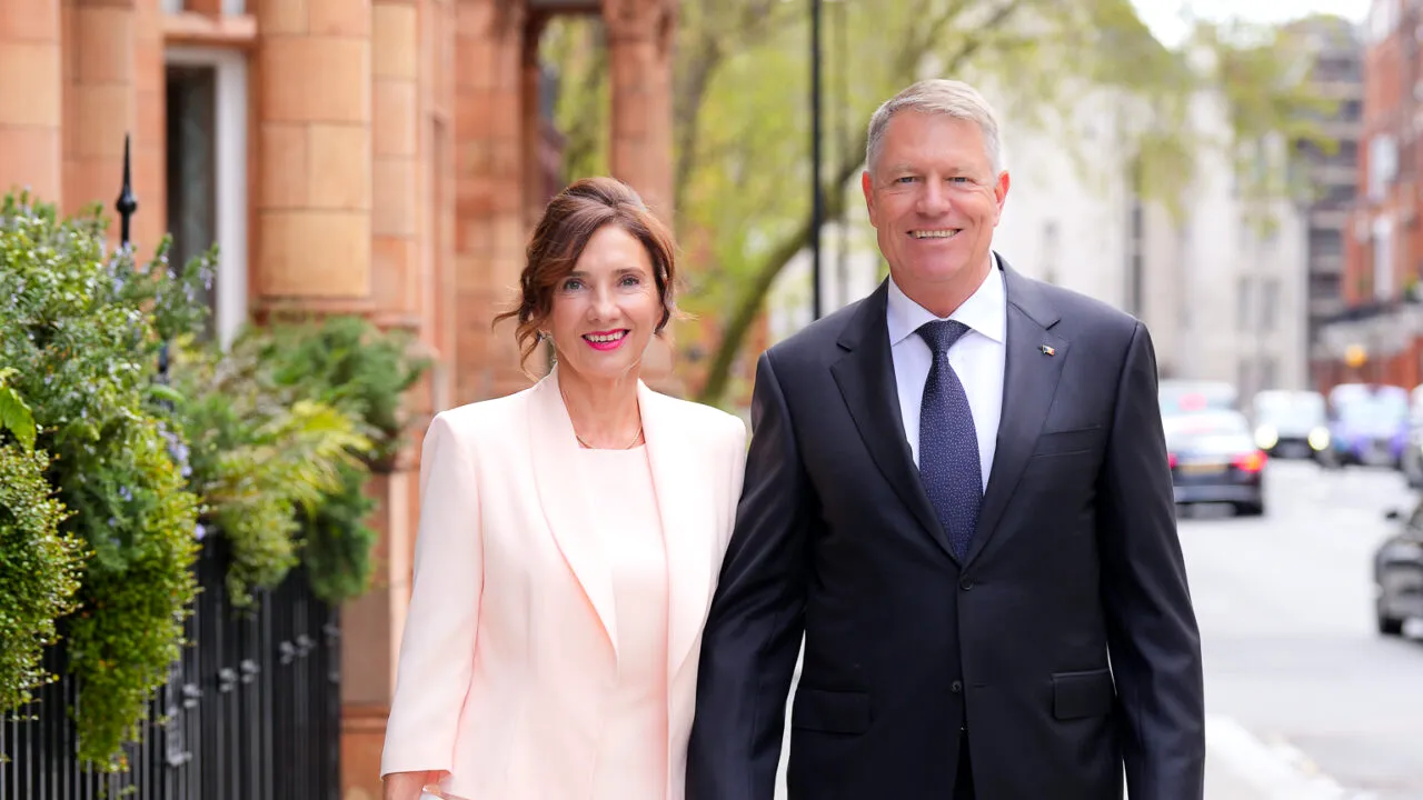 Cum s-a îmbrăcat Carmen Iohannis la încoronarea Regelui Charles