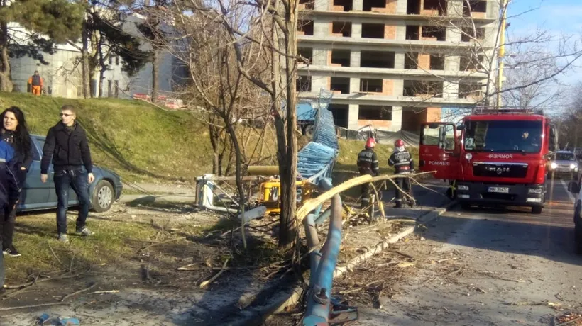 O macara s-a prăbușit la Constanța, avariind mai multe mașini