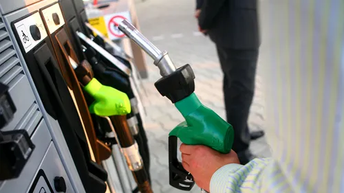 Veste bună la pompă: Scade prețul carburanților / Anunțul Consiliului Concurenței: Vom monitoriza piața