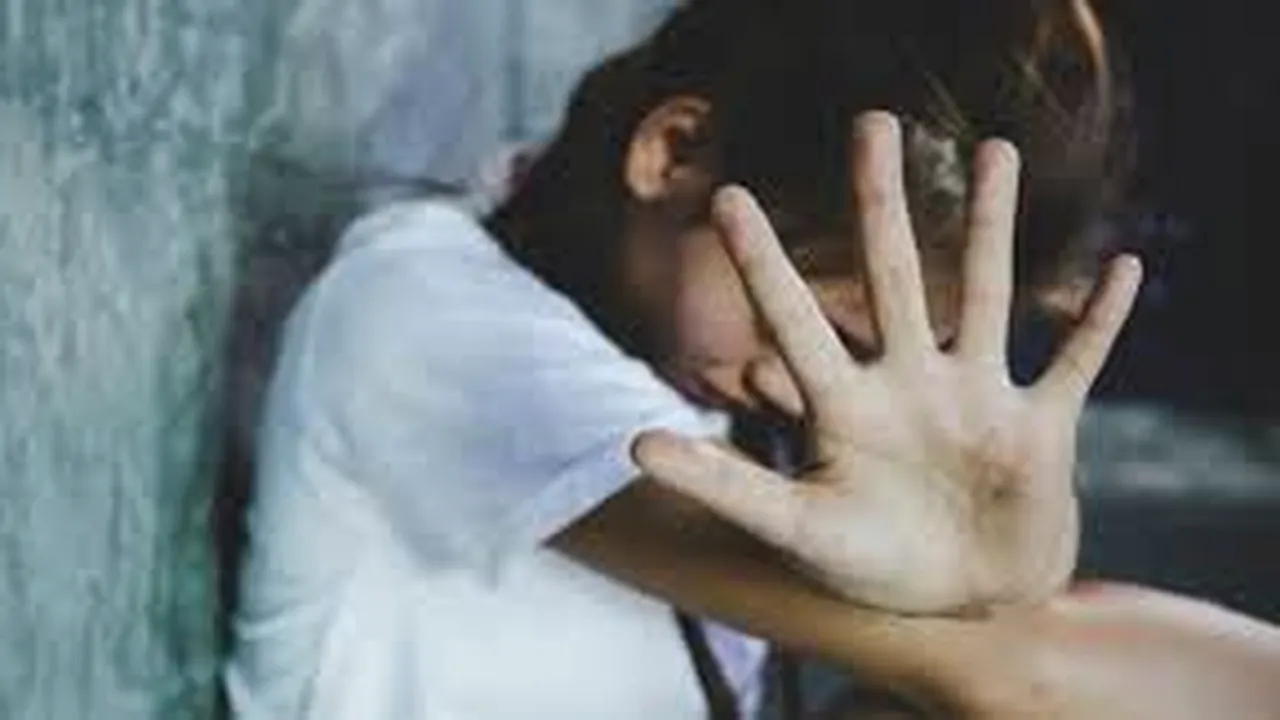 CHINURI GROAZNICE. Nouă copii, chinuiți de cel pe care îl numesc tată, cereau ajutor prin intermediul bilețelelor, aruncate peste gard