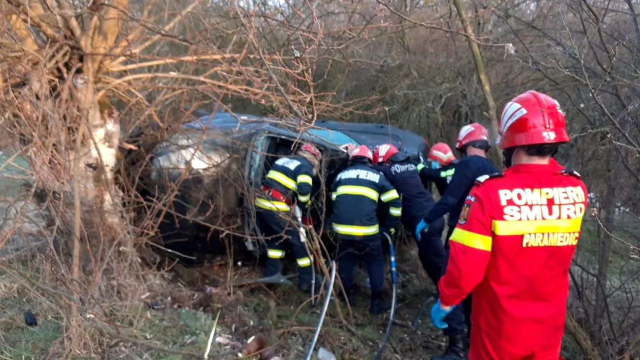Două persoane au murit pe un drum din Vâlcea, după ce mașina în care se aflau a intrat într-un copac