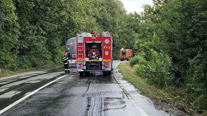 Autocisternă cu gaz lichefiat, răsturnată pe un drum din Arad. Trafic deviat pe DN7 / Sursa foto: IGSU