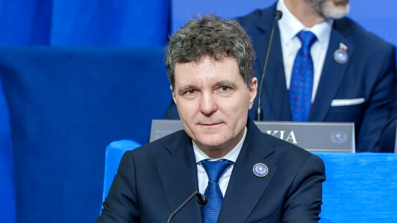 Momentele în care Trump l-a numit premier și când agenții l-au îndepărtat de lângă președintele american nu au fost singurele scene jenante pentru Nicușor Dan. Operatorii video nu l-au reperat pe Nicușor în sală când și-a început discursul
