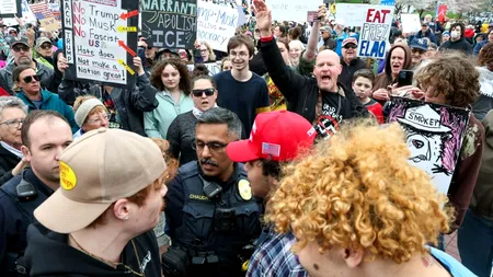 Proteste masive anti-TRUMP în SUA. Milioane de americani pe străzi: „Fondatorii noștri au scris o Constituție care nu începe cu «Noi, dictatorii»”