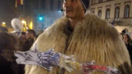 Student în bundă din blană de oaie, la Cluj: 