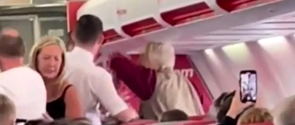 VIDEO | O femeie în vârstă a devenit agresivă la bordul unui avion, din cauza unei băuturi alcoolice. Pasagera a lovit un steward, iar piloții au efectuat o aterizare de urgență