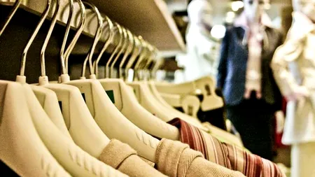 VIDEO. Patru tineri, prinși în flagrant în timp ce furau mai multe haine în valoare de 10.000 de euro / Cum au acționat