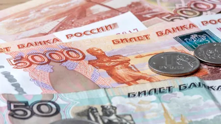 Bloomberg: Rubla rusească, în top 5 cele mai valoaroase active în 2025, alături de platină, paladiu sau aur. Ce investiții completează topul