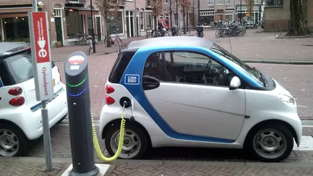 Orașul din România care va oferi GRATUIT electricitate pentru proprietarii de mașini electrice. Prizele vor fi montate pe stâlpii de iluminat