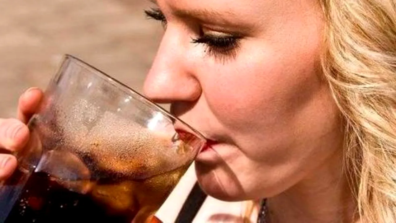 Riscurile la care se expun cei care beau băuturi light