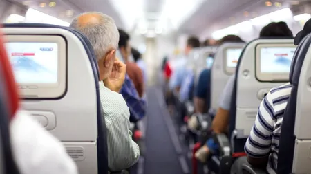 Teroare la bordul unui AVION. Un pasager a încercat să deschidă ușile aeronavei chiar în timpul zborului