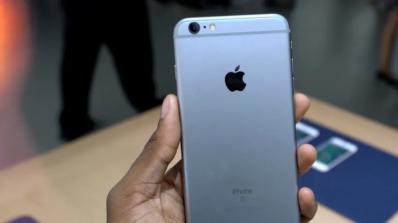 Apple recunoaște că a încetinit funcțiile unor modele mai vechi de iPhone. Americanii, acuzați că vor să-i oblige pe utilizatori să-și cumpere telefoane noi