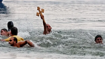 TRADIȚII ȘI SUPERSTIȚII DE BOBOTEAZĂ: fetele pun busuioc sub pernă, iar bărbații se întrec să scoată crucea din apă