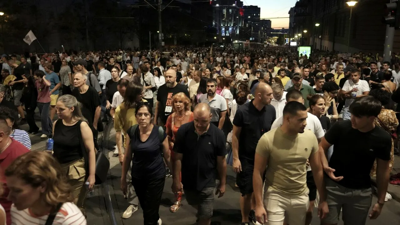 PROTEST în tăcere în Serbia. Zeci de mii de persoane au ieșit din nou în stradă pentru a cere alegeri anticipate