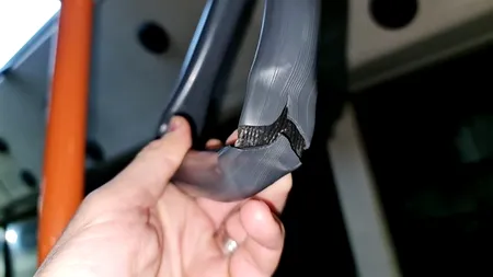 VIDEO - Comisarii de la Protecţia Consumatorilor fac controale în mijloacele de transport în comun din Capitală. Au găsit scaune rupte și multă mizerie