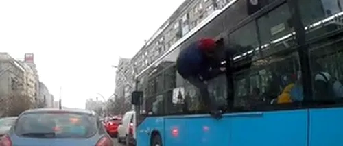 VIDEO - Minute de inconștiență: Un tânăr a sărit pe geam dintr-un autobuz din București. „Acel moment când fugi de controlori”