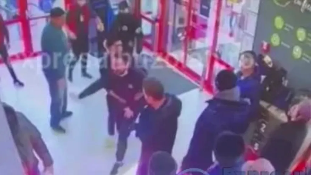 Scandal într-un supermarket din Buzău, după ce un tânăr a fost atenționat să poarte mască