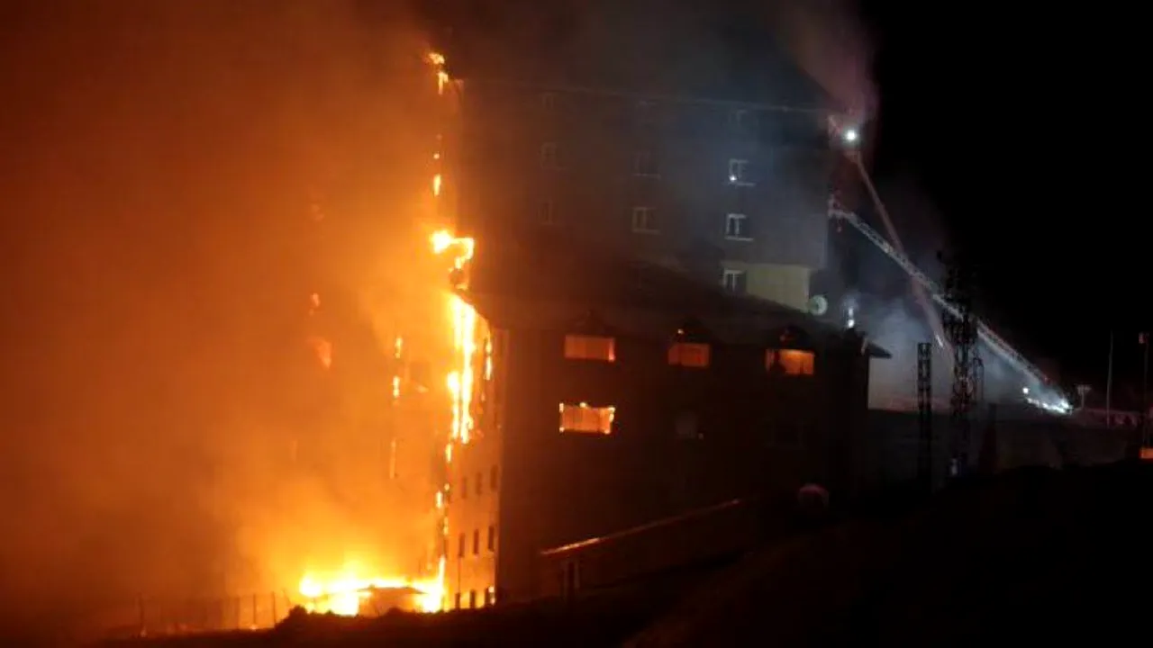 Bilanț TRAGIC, după incendiul care a MISTUIT un hotel de lux din Turcia. Acuzații de neglijență și arestări / Familii întregi au pierit
