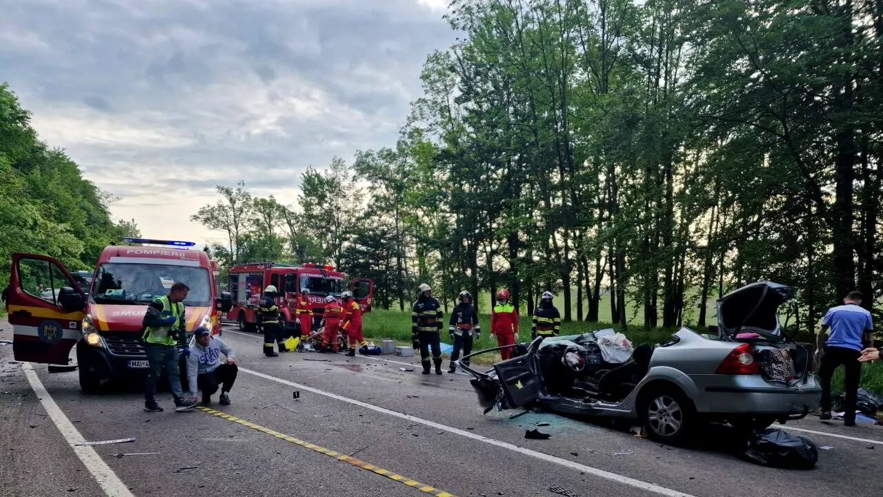 FOTO-VIDEO. Accident extrem de grav în Suceava: Doi tineri au murit pe loc după ce au intrat frontal într-un TIR / Mașina s-a făcut zob