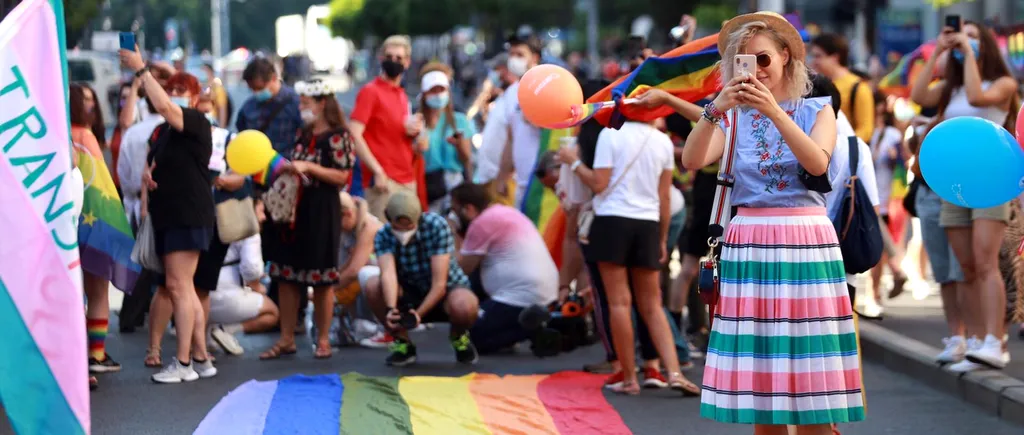 Organizatorul Bucharest Pride 2021, amendat cu 7.000 de lei. Au participat mii de oameni, deși legea permite 500