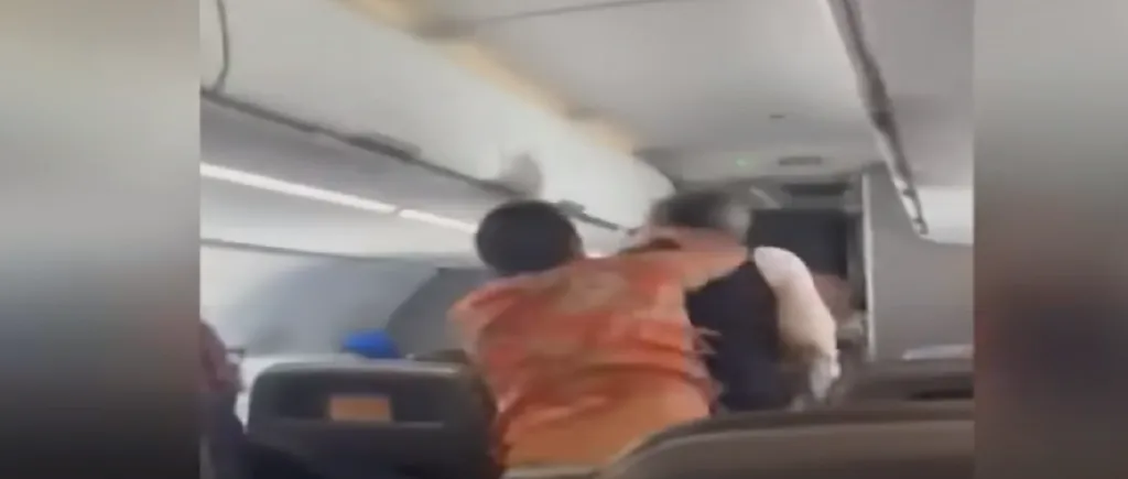 VIDEO | Bărbatul care a agresat un însoțitor de zbor într-un avion riscă ani grei de închisoare