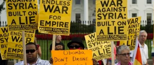 Zeci de persoane au protestat în fața Casei Albe împotriva războiului în Siria