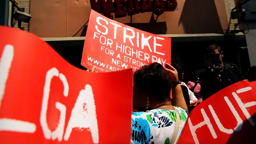 Sute de angajați ai unor fast-food-uri din New York au intrat în grevă