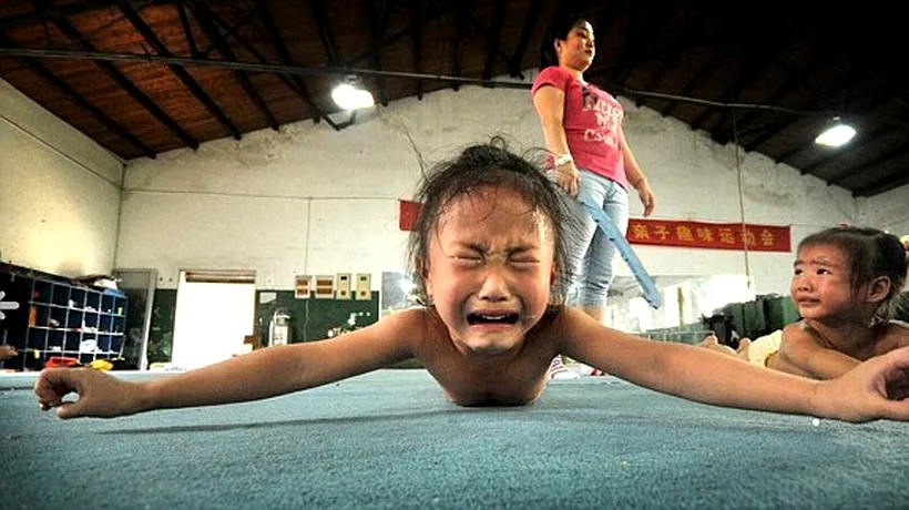 LONDRA 2012. Cum sunt BRUTALIZAȚI copiii chinezi la antrenamentele din bazele de antrenament ca niște închisori din secolul al XIX-lea. GALERIE FOTO