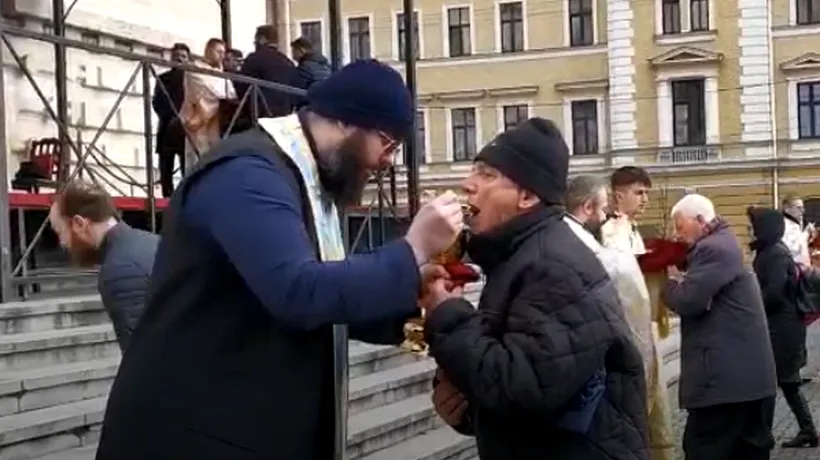 Împărtășanie în masă cu aceeași linguriță | Reprezentant al Mitropoliei Clujului: „S-au împărtăşit de fiecare dată, şi nu au reţinerile altora”
