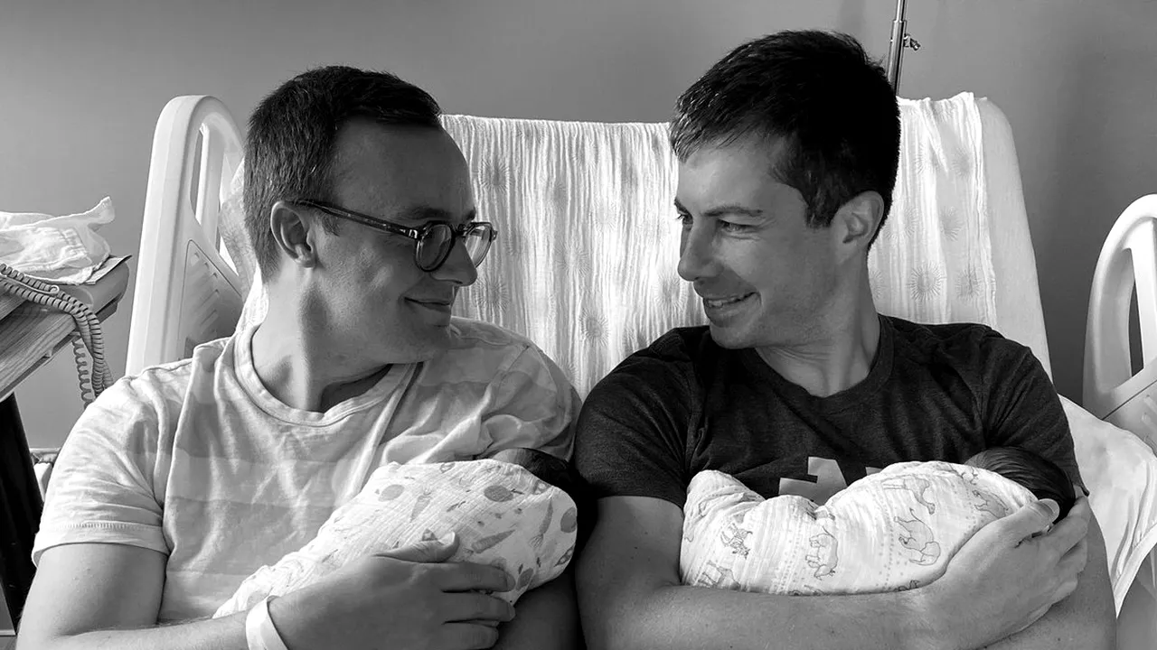 Primul ministru gay din istoria SUA, Pete Buttigieg, împreună cu soțul său, au devenit părinții unor gemeni