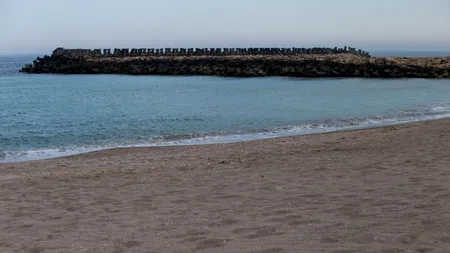 Experiență neplăcută pentru turiștii din Costinești. O plajă a fost acoperită de valuri