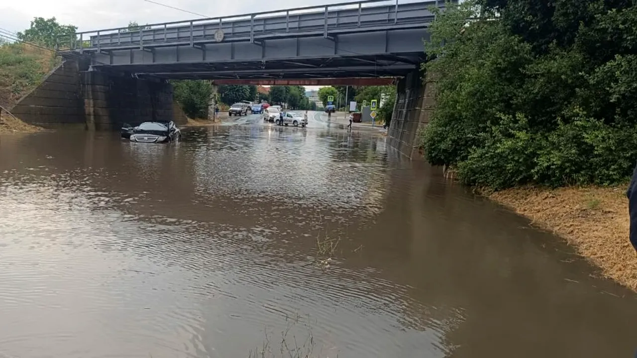 Un copac a căzut peste o mașină în mers în Brașov. O RUPERE de nori a provocat inundații pe străzi, un autovehicul a fost blocat în apă