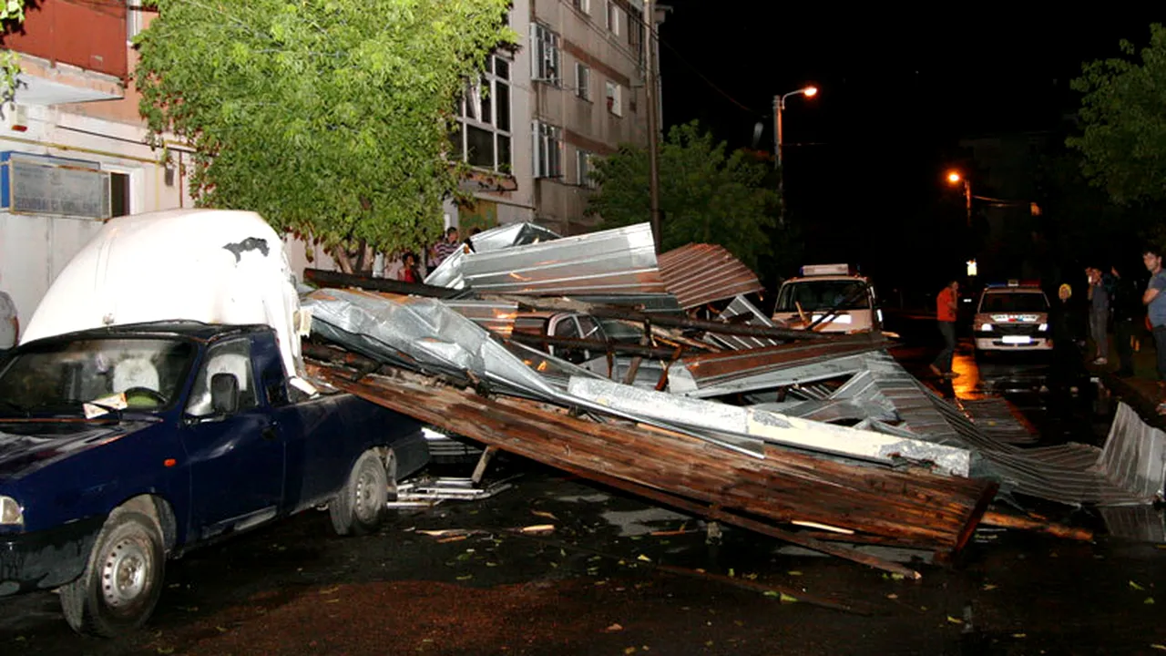 Acoperișul unui internat de liceu din Rădăuți, smuls de vijelie și dus 100 de metri peste alte clădiri