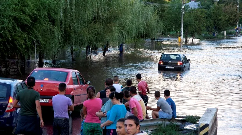 INUNDAȚII ÎN MOLDOVA. Peste 350 de case din județul Galați au fost inundate controlat, pentru a salva alte câteva sate