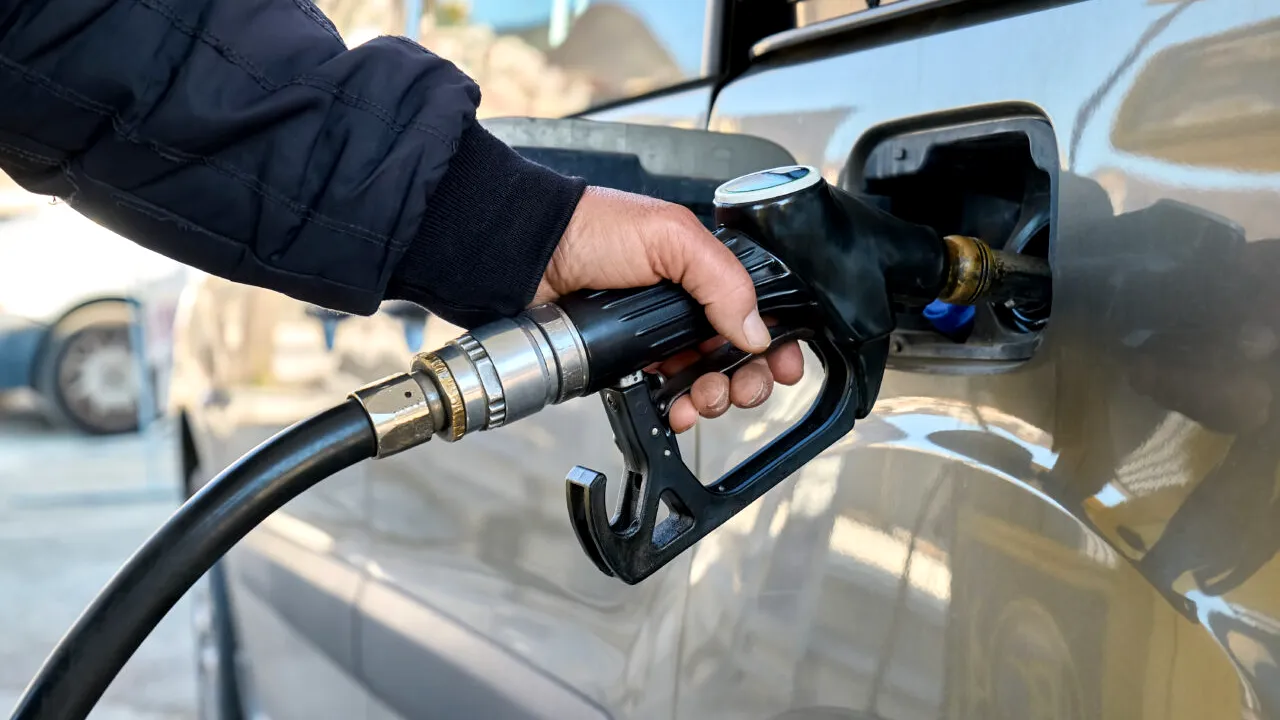 Benzina, mai scumpă cu peste 50 de bani, motorina cu aproape 20 de bani, azi. Cât costă un litru de carburant în cele mai importante orașe