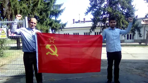 Strigător la cer. Tineri cu steaguri comuniste în fața fostei închisori Pitești, unde a avut loc cumplitul Experiment Pitești: Locul unde jegurile anticomuniste au primit pedeapsa meritată - FOTO