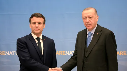 Emmanuel Macron i-a cerut lui Recep Erdogan să respecte dorința Suediei și Finlandei de aderare la NATO