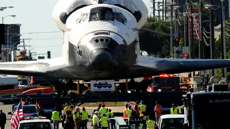 Cu naveta spațială pe străzile orașului. Imagini incredibile în Los Angeles. GALERIE FOTO