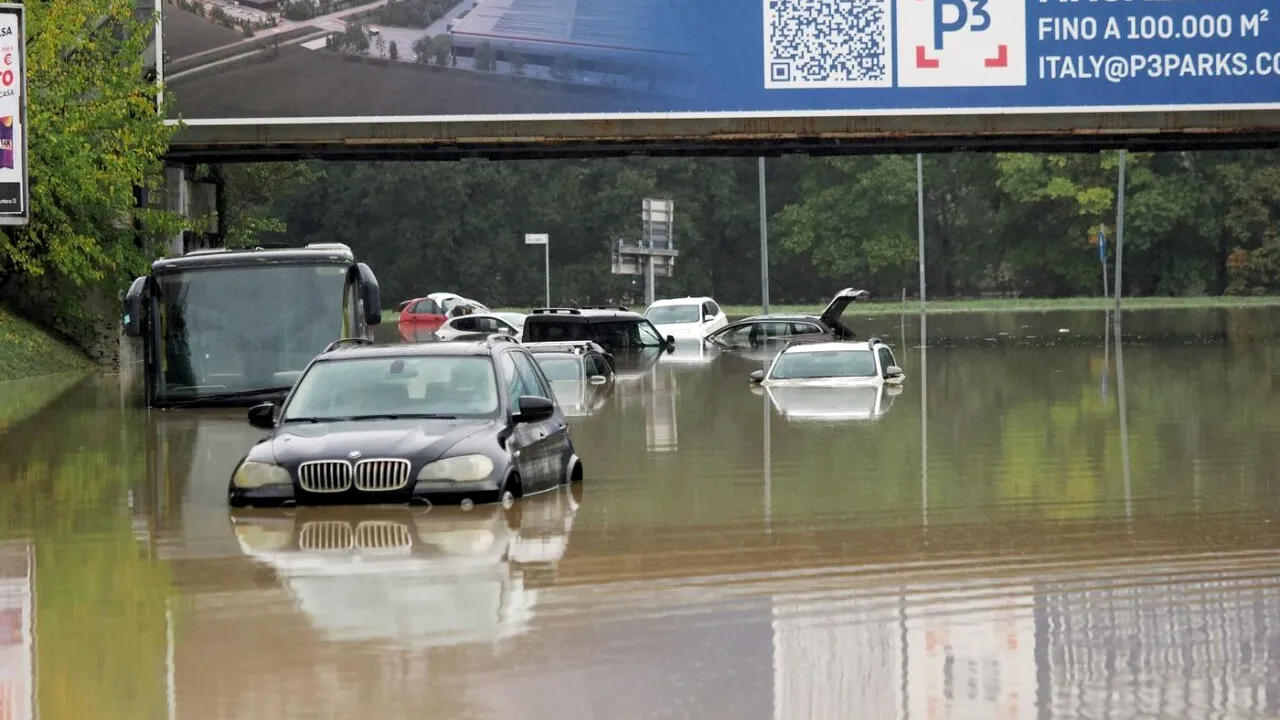 Inundații catastrofale în Italia și în Franța. Locuitorii din Sicilia s-au refugiat pe acoperișuri ca să nu fie luați de viitură