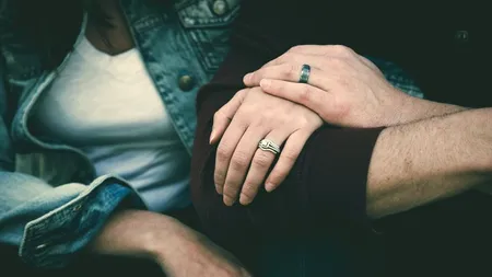 Dragostea vine cu un preț: Un bărbat și-a dat iubita în judecată de supărare că a rupt logodna cu el și îi cere toate cadourile și banii cheltuiți cu ea