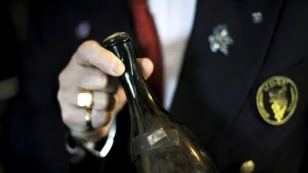 O sticlă de vin galben de Jura, datând din 1774, vândută la licitație cu 38.300 euro