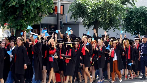 Academia Română vrea să oblige absolvenții de facultăți să lucreze câțiva ani pentru România. Studenții se revoltă și acuză practici totalitare