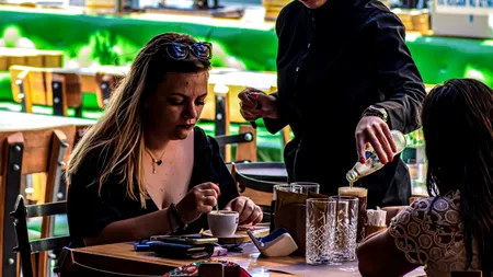Prețuri de sezon estival | Câți lei costă o cafea în Mamaia. O sticlă cu apă plată e 19 lei!