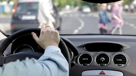 Pietonii, spaima șoselelor? 8 din 10 șoferi au fost nevoiți să evite pietoni care traversau neregulamentar / Care sunt elementele care scad vizibilitatea pietonilor