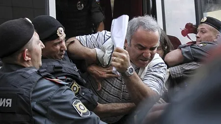 Fostul campion mondial la șah Garry Kasparov a fost ARESTAT după ce a protestat împotriva verdictului în cazul Pussy Riot. GALERIE FOTO